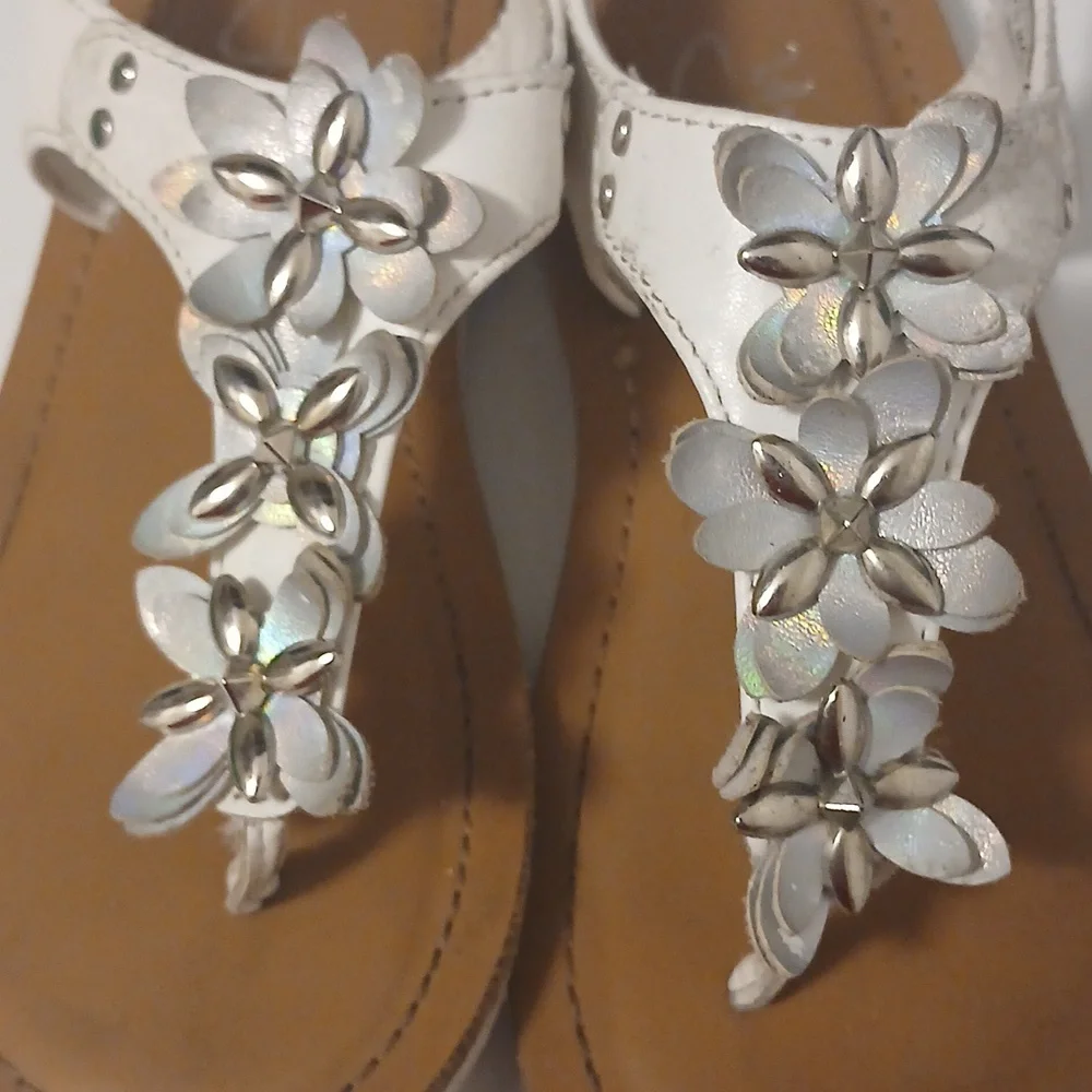 Y•Not? Kid Girls Thong Sandal with Metallic Silver Flower Accents - White 12M